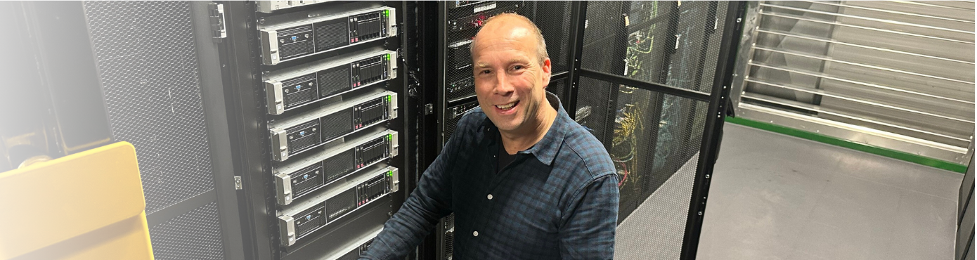 Erik voor de serverkast